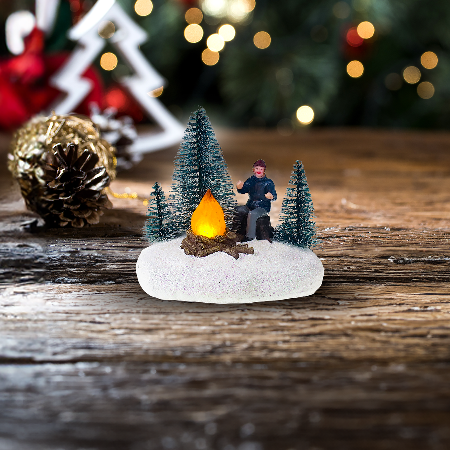 Homme avec feu de joie et arbres - Supplément Village de Noël